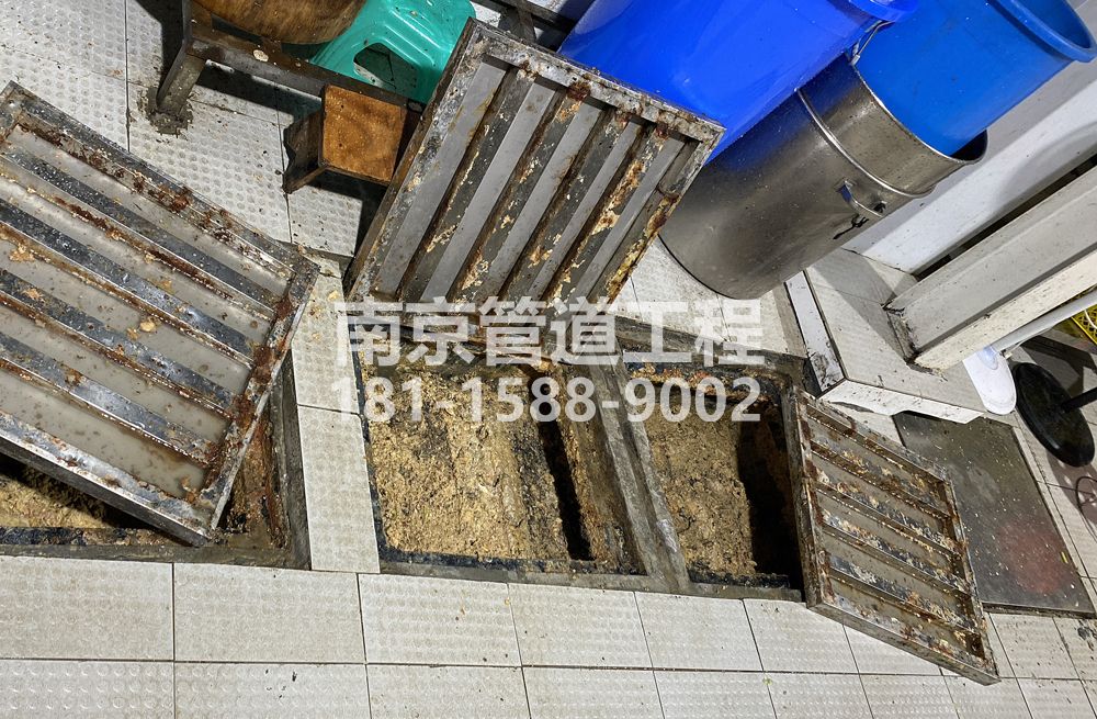 278平谷城管中队食堂隔油池清理